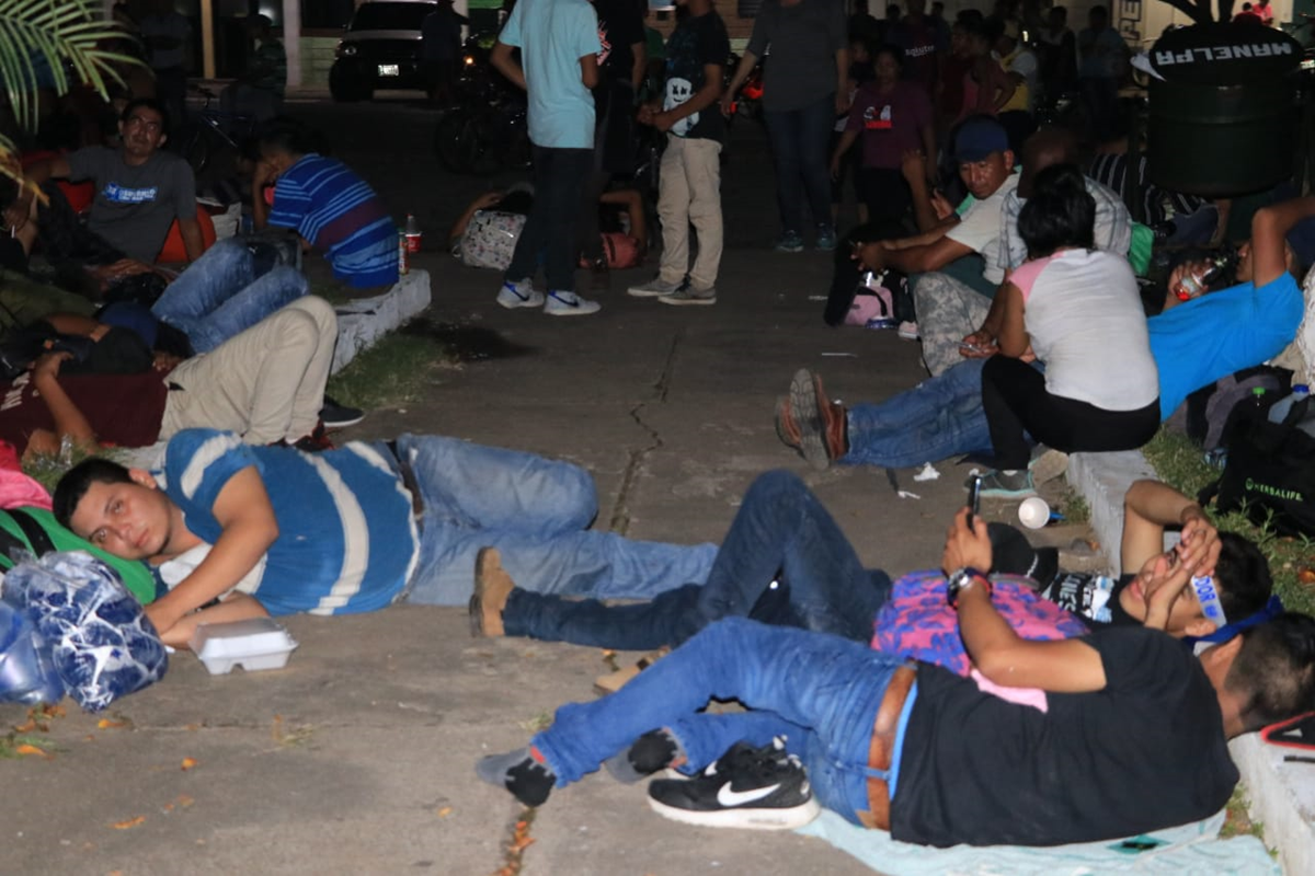 Los migrantes salvadoreños descansan en el parque de Ciudad Pedro de Alvarado, Jutiapa. Asegura que ingresaron a Guatemala de forma legal. (Foto Prensa Libre: Enrique Paredes)