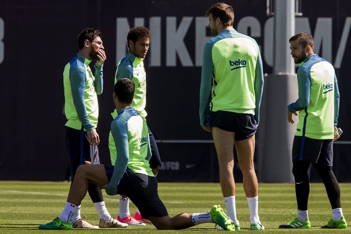 El brasileño Neymar, captado junto a sus compañeros durante el entrenamiento de este lunes en Barcelona. (Foto Prensa Libre: EFE).