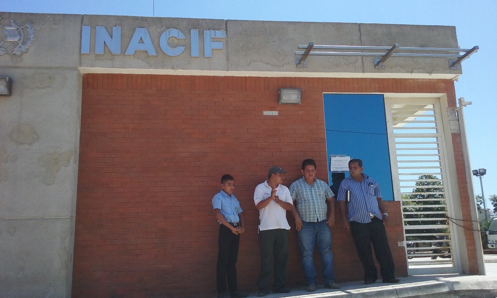 Fachada de la morgue del Inacif de San Benito, a donde fue trasladado el cadáver de Méndez. (Foto Prensa Libre: Rigoberto Escobar).