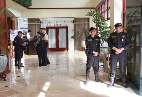 Agentes toman control de las instalaciones del Hotel Crowne Plaza, zona 13, luego de que este fuera intervenido.