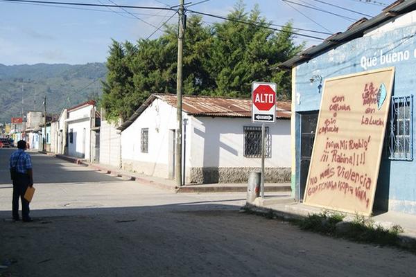 El cartel apareció en la 3a. calle y 3a. avenida de la zona 3 de Rabinal. (Foto Prensa Libre: Carlos Grave)