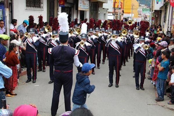 Banda escolar participa en el desfile inaugural de la feria de Totonicapán. (Foto Prensa Libre: Edgar Domínguez) <br _mce_bogus="1"/>