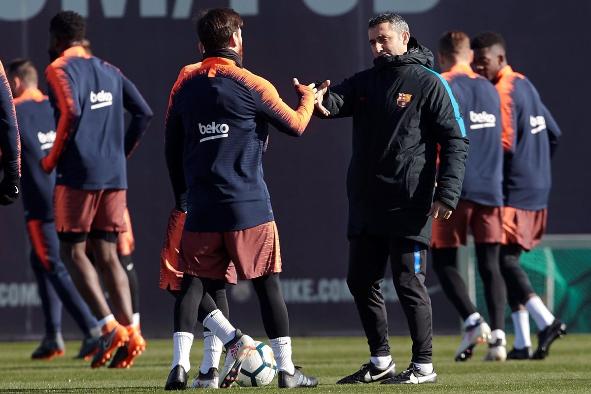 Ernesto Valverde saluda al delantero argentino Lionel Messi, durante el entrenamiento. (Foto Prensa Libre: EFE)