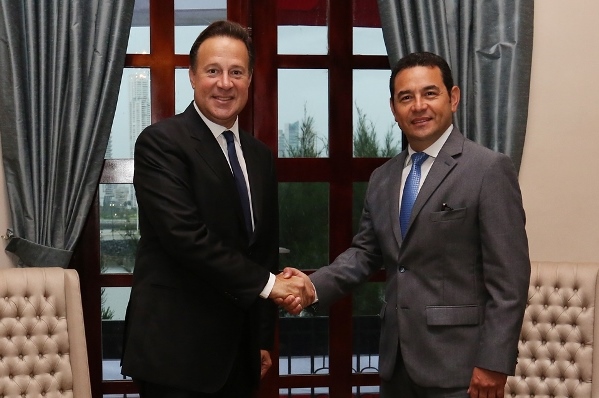 El mandatario Juan Carlos Varela estrecha la mano de Jimmy Morales tras la reunión. (Foto Prensa Libre: Presidencia de Panamá)