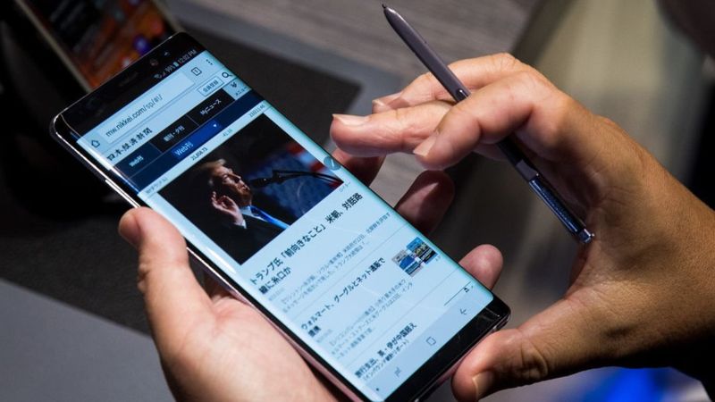 Con el Galaxy Note 8 se puede traducir textos poniendo el lapicero sobre un párrafo. DREW ANGERER