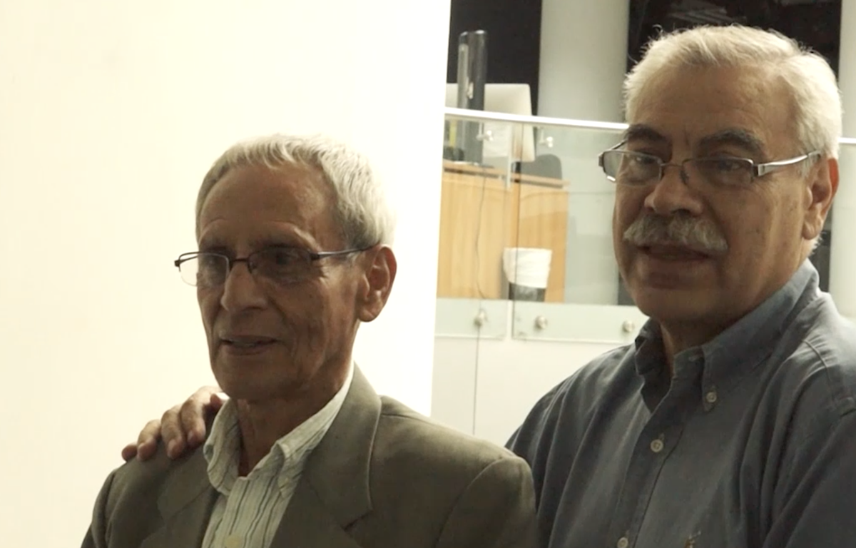 Maco Fión posa junto a Jorge Roldán durante una producción de Tododeportes con motivo del 50 aniversario del título que Guatemala ganó en el Norceca de 1967. (Foto Prensa Libre: Jorge Ovalle)