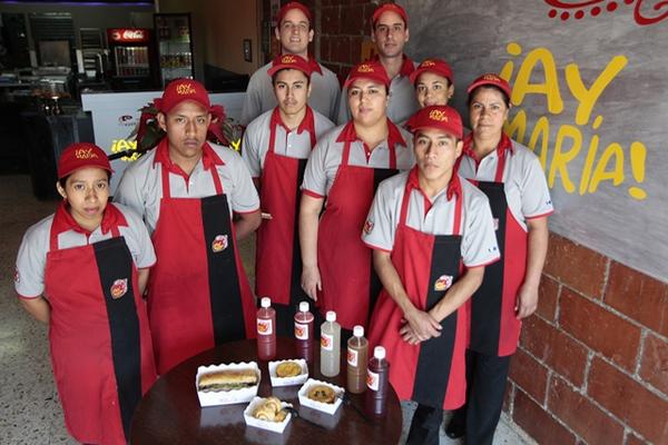 Los hermanos Mathias y Thomas Lehnhoff, decidieron unir sus conocimientos de administración y hotelería de dónde surgió el restaurante Ay María. En la foto aparecen acompañados del personal. (Foto, Prensa Libre: Álvaro Interiano).