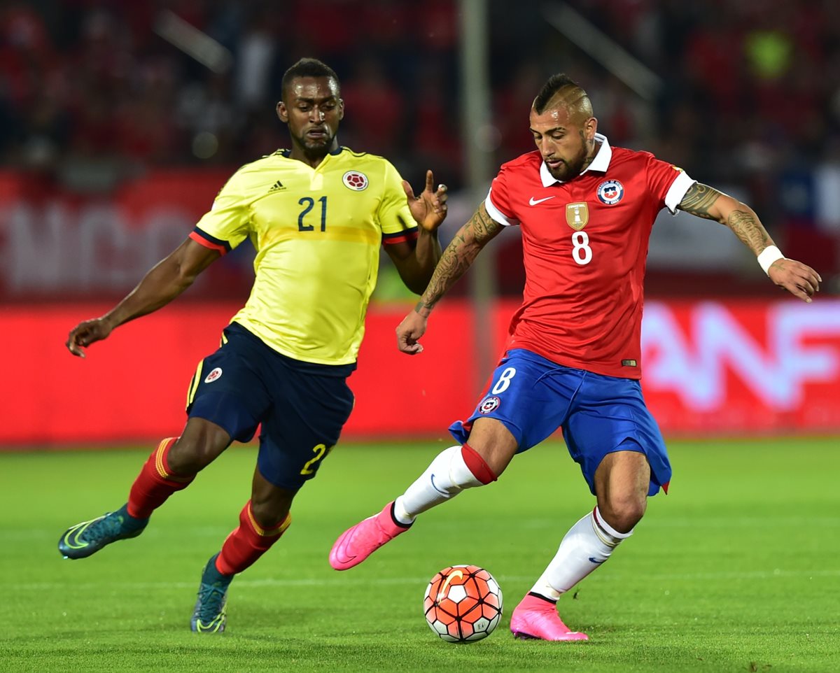 Jackson Martínez sigue de cerca a Arturo Vidal durante el encuentro entre Colombia y Chile. (Foto Prensa Libre: AFP)