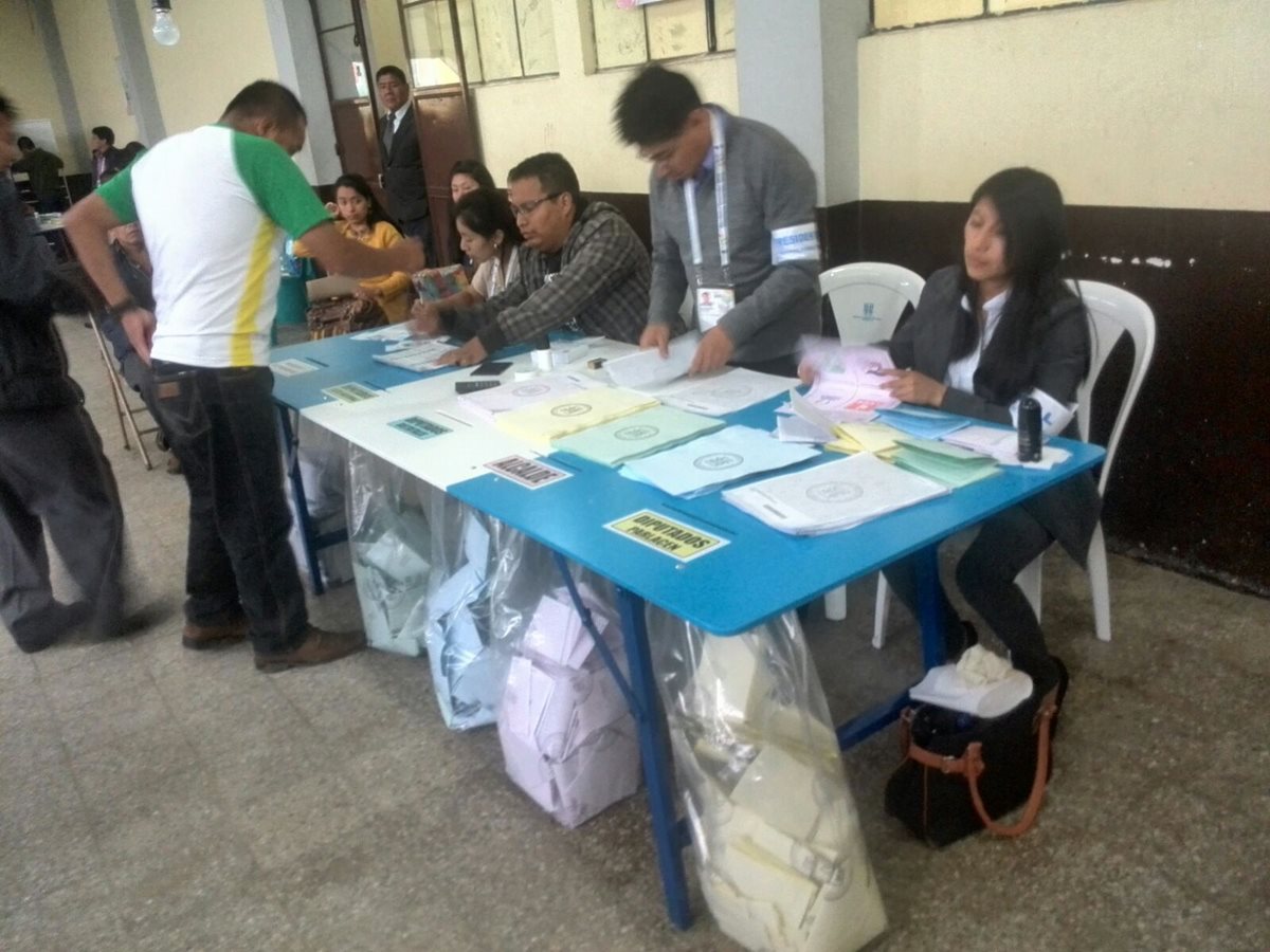 Mesas de votación acumulan bastantes papeletas hasta el mediodía. (Foto Estuardo Paredes)