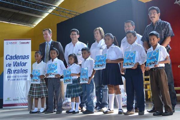 Impulsores del  plan, junto a estudiantes que fueron favorecidos con libros de lectura, en San Pablo. (Foto Prensa Libre: Édgar Girón)