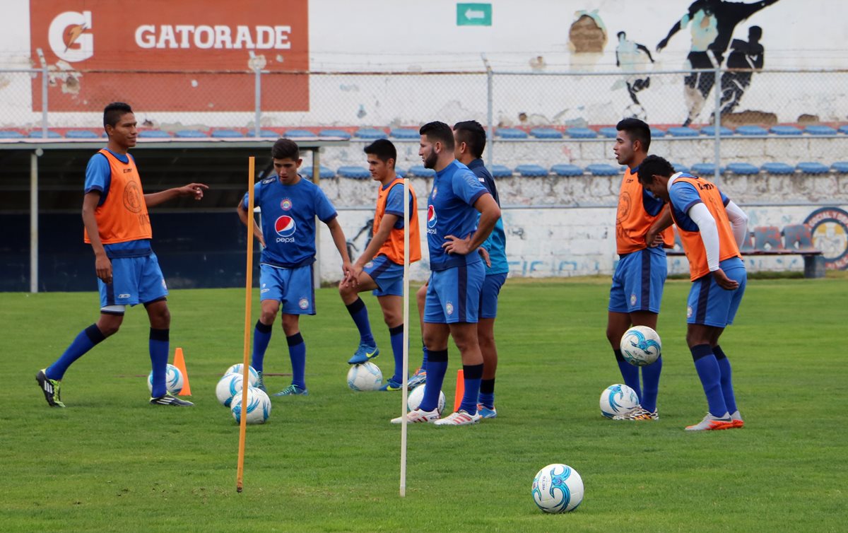 Jugadores de Xelajú MC realizan su practica en las instalaciones del Mario Camposeco. (Foto Prensa Libre: Carlos Ventura)