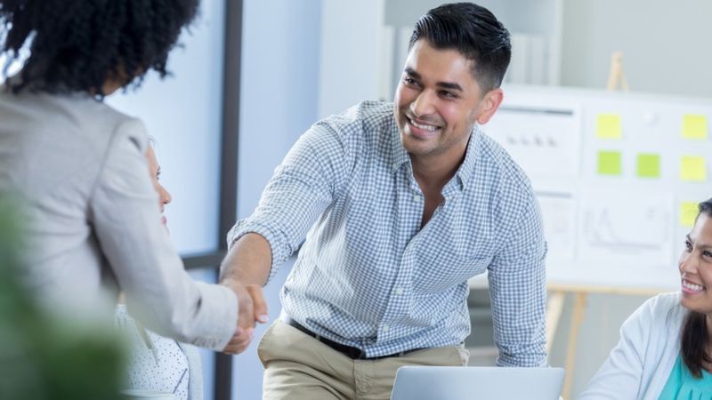 Según la psicóloga social, la clave para persuadir a otros es callarse y escuchar. (Getty Images).