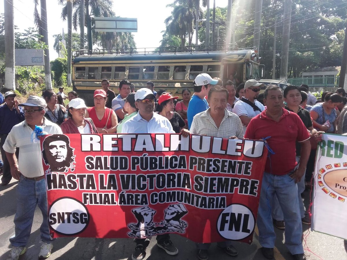 Salubristas de Retalhuleu bloquean el paso de vehículos en entrada de la cabecera. (Foto Prensa Libre: Jorge Tizol)