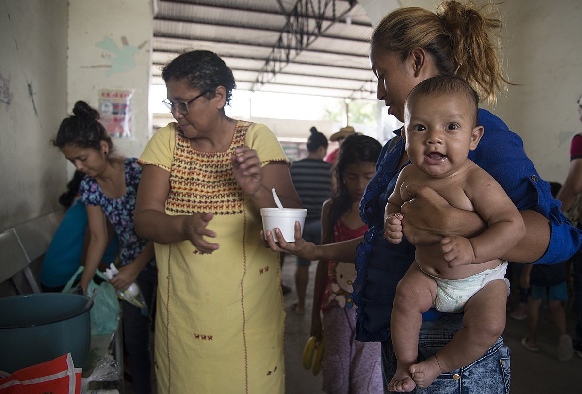 Cientos de hondureños viajan con sus familias. (Foto Prensa Libre: EFE)
