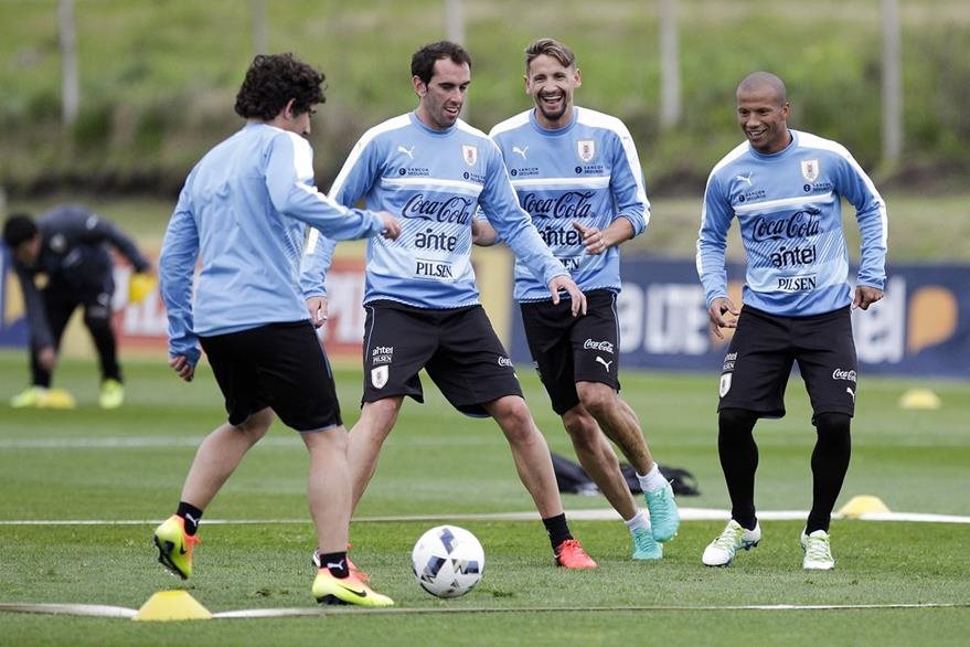 La selección de Uruguay recibirá a Argentina, el miércoles 30, en las clasificatorias al Mundial de Rusia 2018. (Foto Prensa Libre: AP)