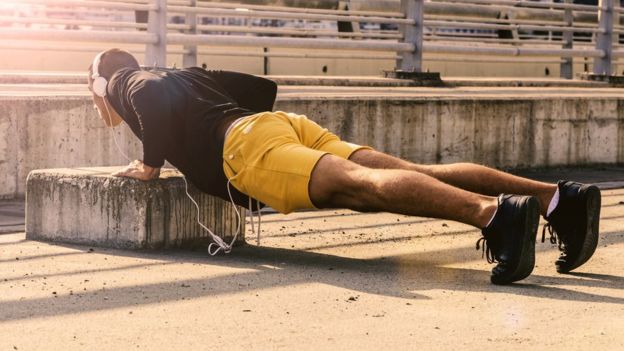 Las flexiones son uno de los ejercicios más básicos, pero también es uno en el que la postura es crucial para evitar lesiones. GETTY IMAGES