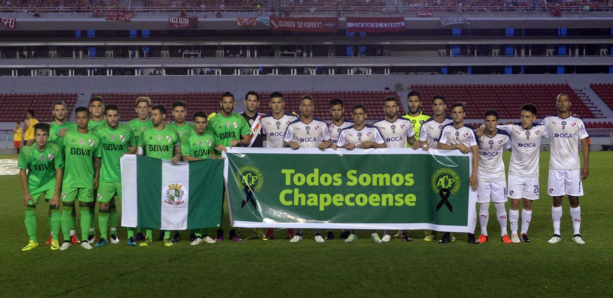 Así fue el uniforme de River Plate en memoria de los fallecidos en la tragedia del Chapecoense. (Foto Prensa Libre: AFP)