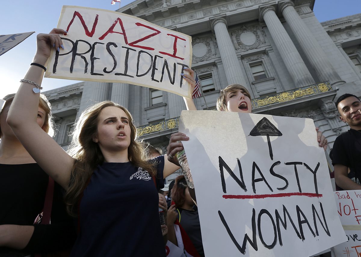 Un grupo de estudiantes de San Francisco grita consignas en contra del electo presidente de EE. UU., Donald Trump. (Foto Prensa Libre: AP).