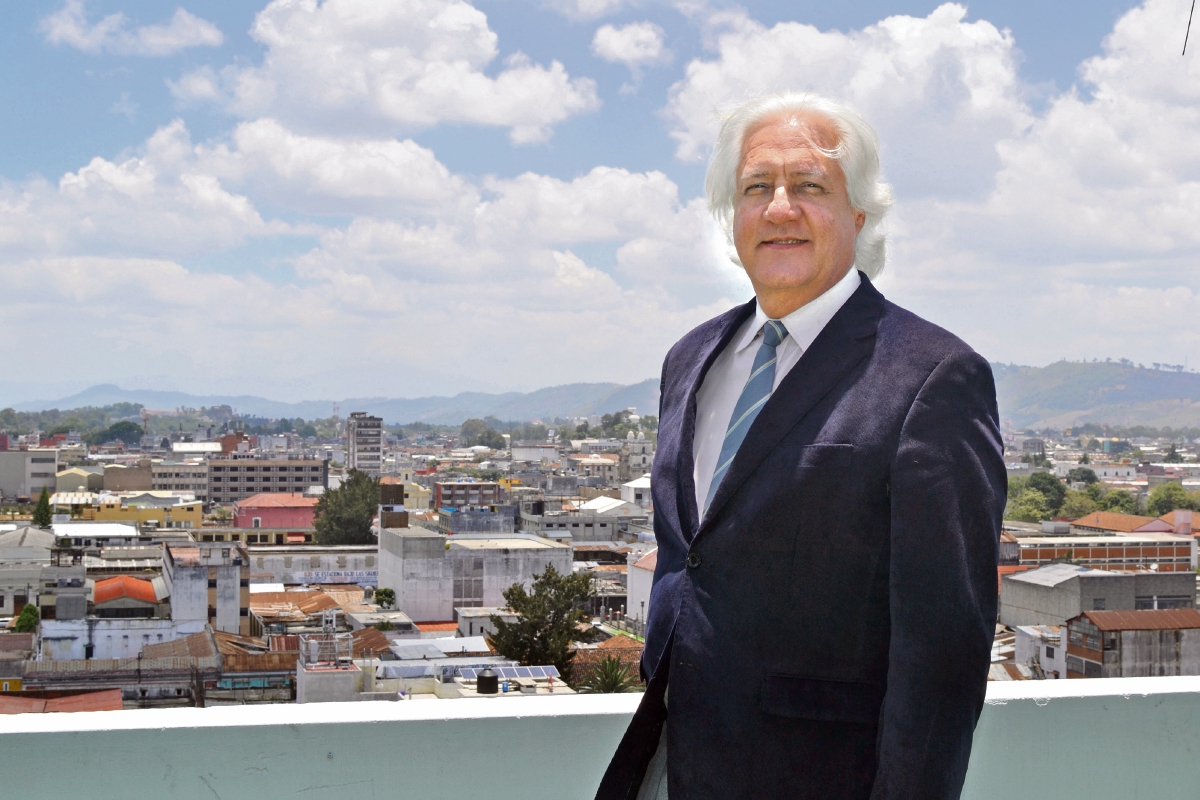 El maestro Dieter Lehnhoff estudia la música guatemalteca de la época colonial, a la que considera una joya de la historia local. (Foto Prensa Libre: Ángel Elías)