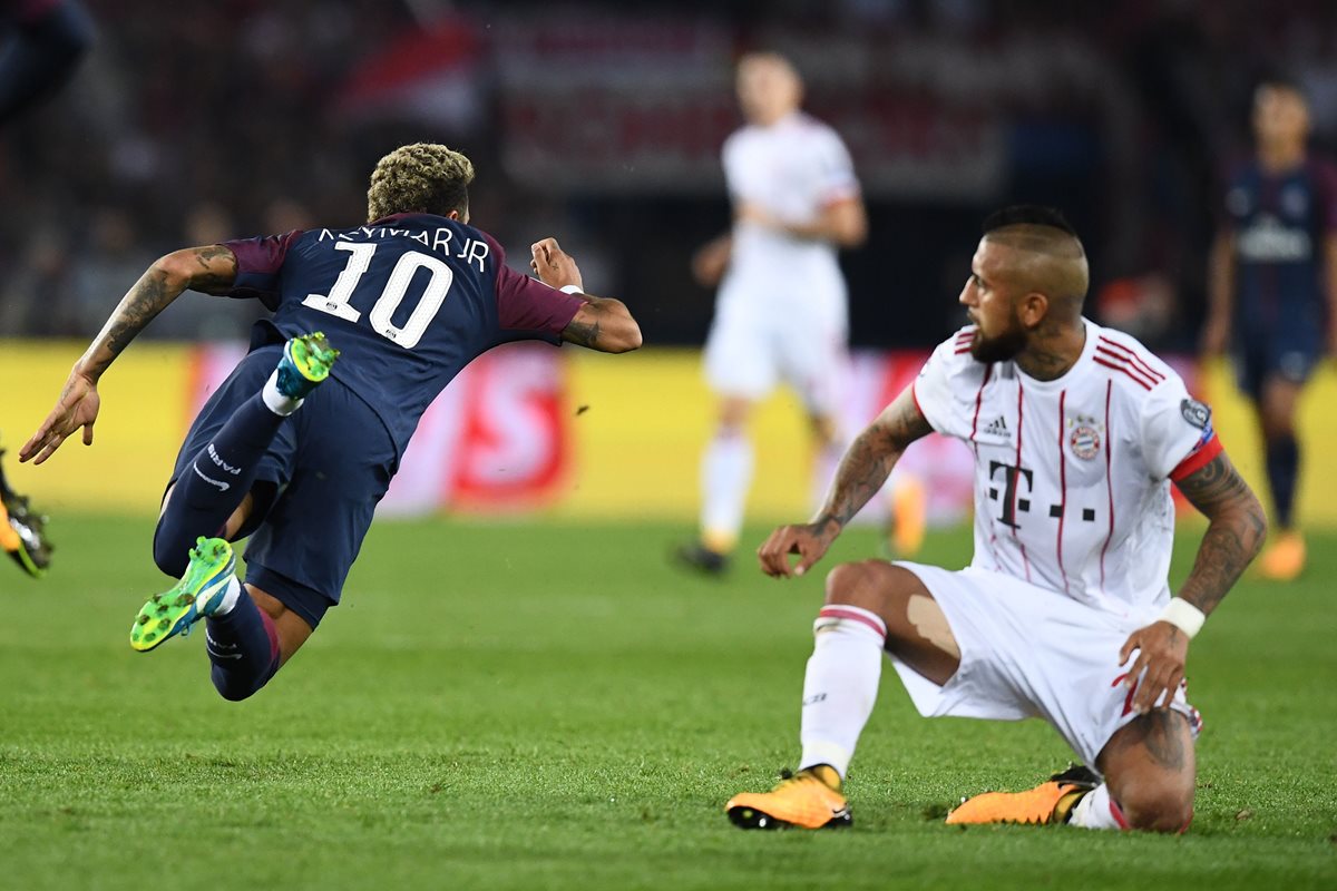 Neymar vuela por los aires luego de una fuerte entrada de Arturo Vidal.