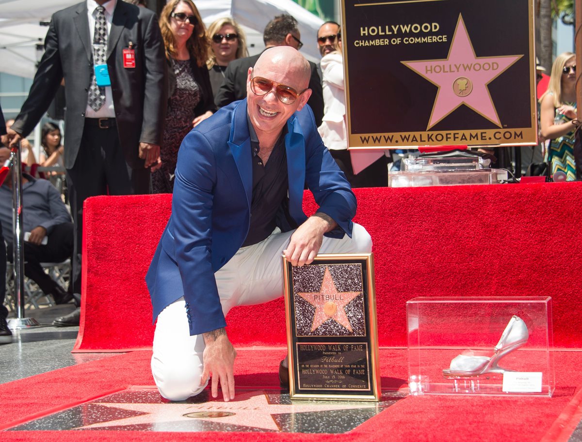 Pitbull ya tiene su estrella en el Paseo de la Fama. (Foto Prensa Libre: AP)