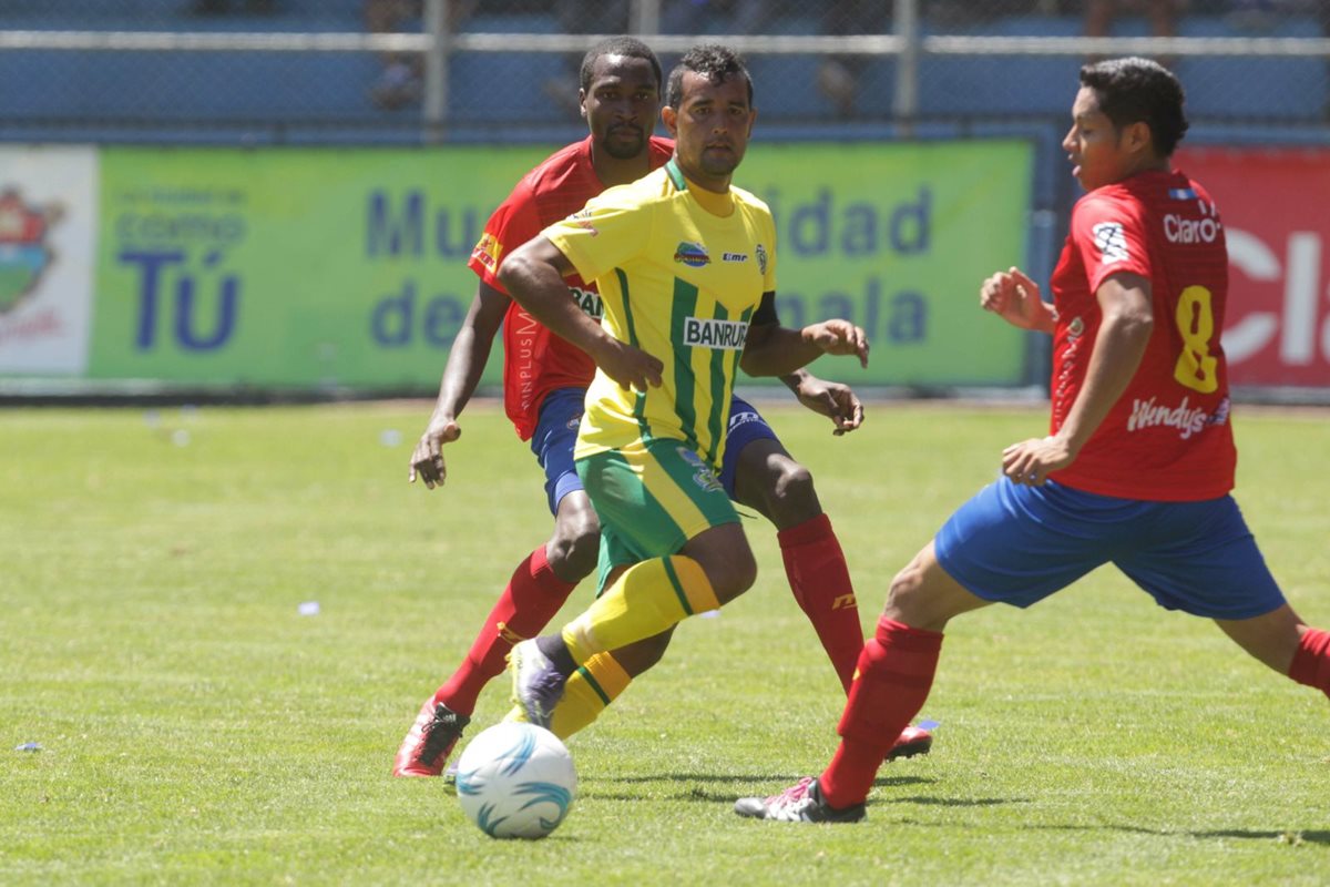 Municipal rescató tres puntos importantes en El Trébol. (Foto Prensa Libre: Norvin Mendoza)