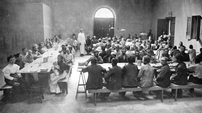 Inmigrantes comiendo en uno de los pabellones de la Isla de Flores. ARCHIVO NAC. DE LA IMAGEN Y LA PALABRA DEL SODRE