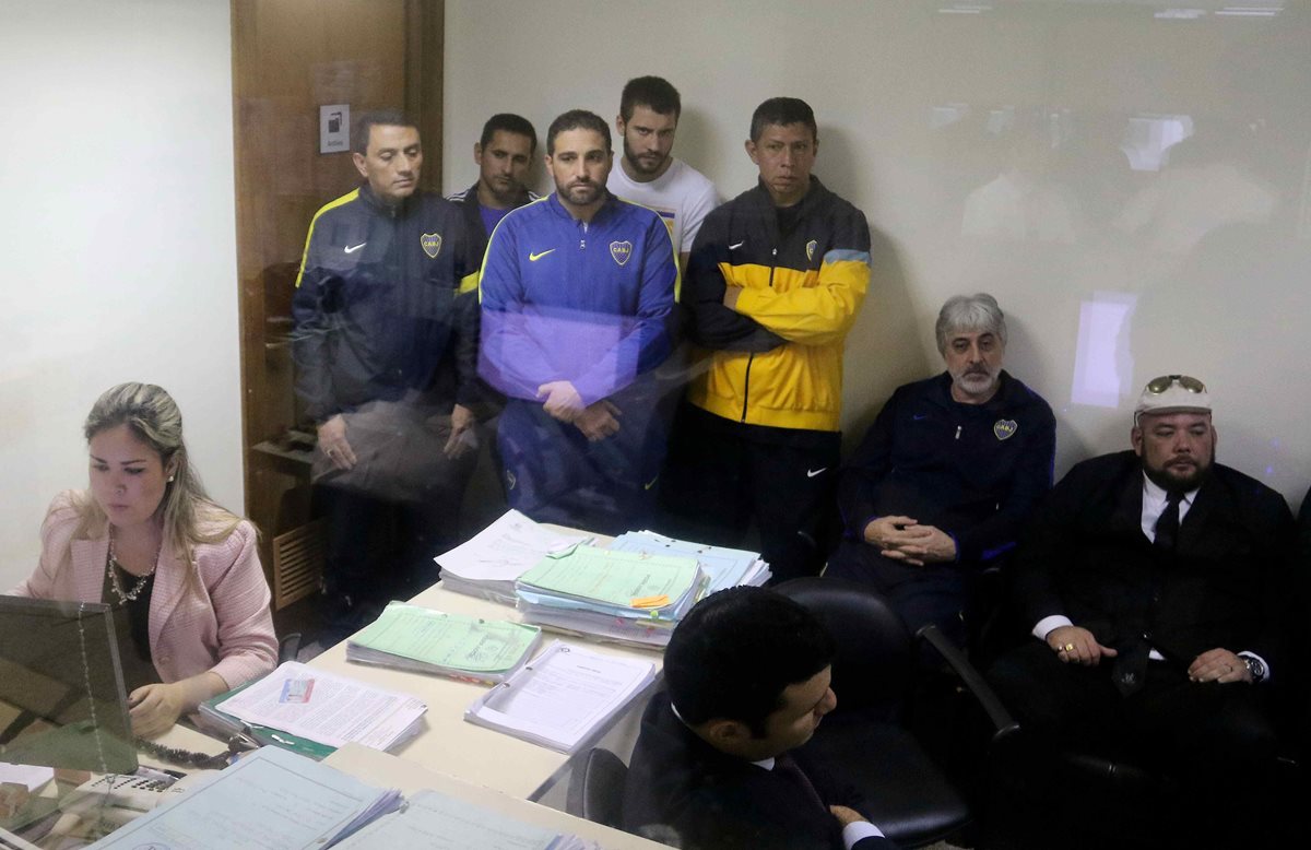 Un juez dictaminó hoy la expulsión del país de los seis aficionados de Boca Juniors detenidos por disturbios en Asunción hace dos semanas. (Foto Prensa Libre: EFE)