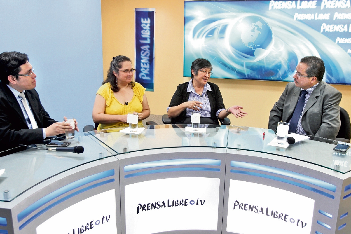 Claudia Samayoa y Helen Mack —al centro— dialogan con el periodista José Manuel Patzán y con Carlos Castañaza, editor de Nacionales, sobre la participación social en los pasados meses.