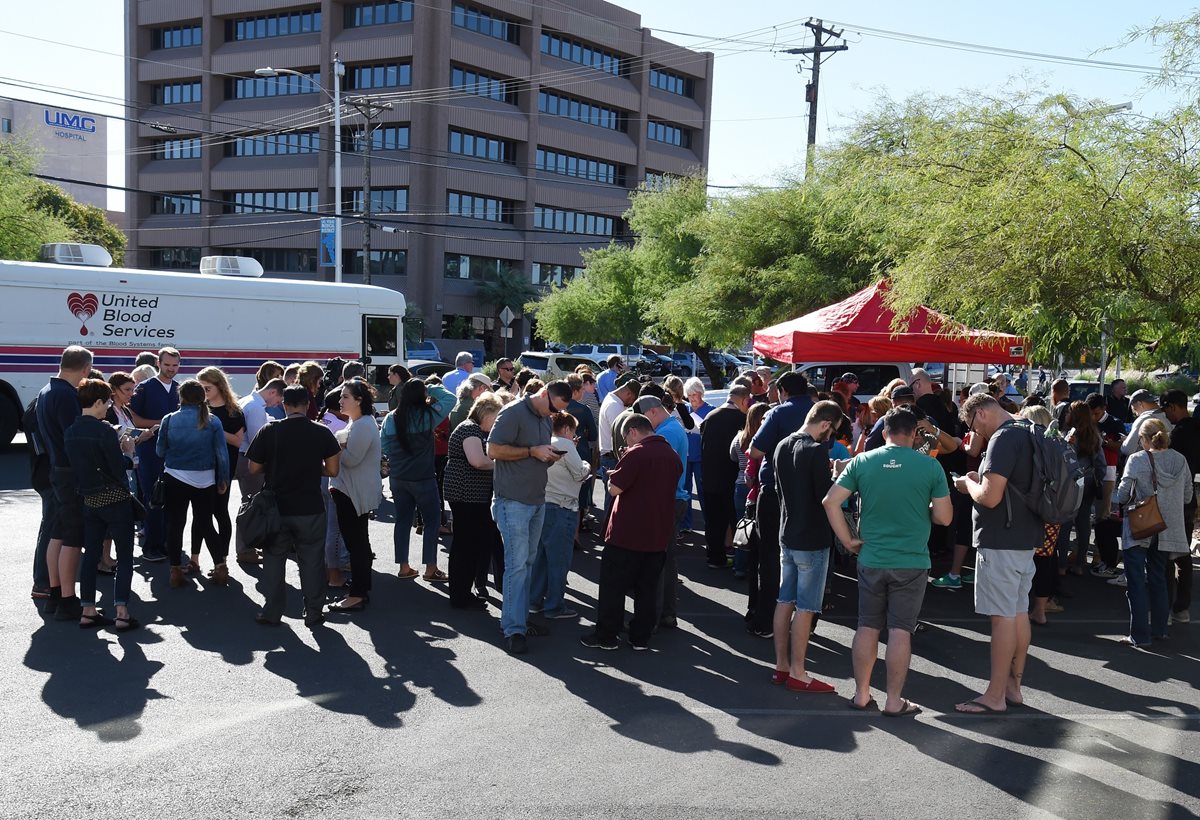 Residentes hacen fila en un banco móvil para donar sangre, en Las Vegas, Nevada. (Foto Prensa Libre: AFP)