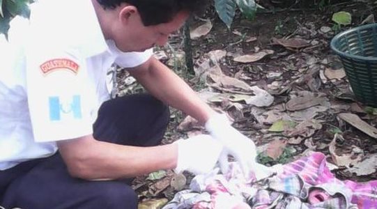 Un socorrista revisa a recién nacido en San Antonio Suchitepéquez, Suchitepéquez. (Foto Prensa Libre: Bomberos Voluntarios)