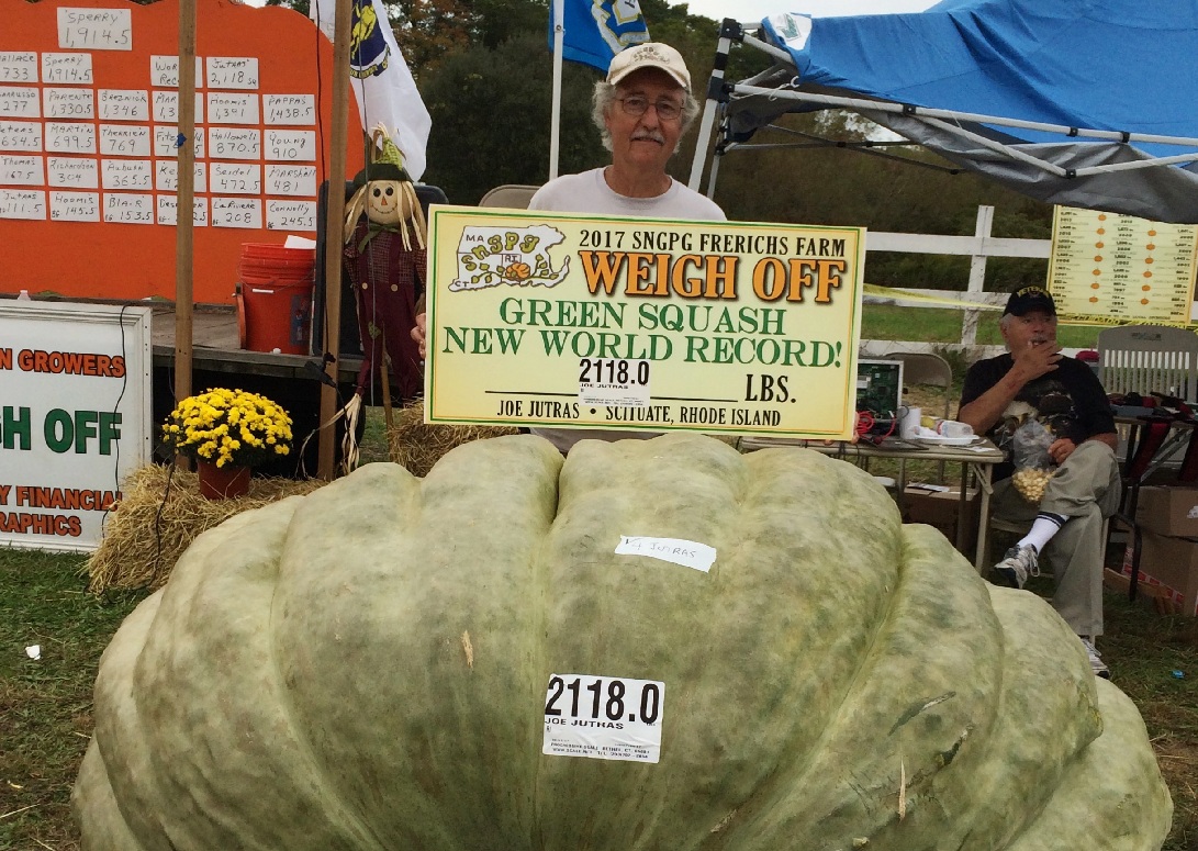 Joe Jutras consiguió los récords mundiales de la calabaza más pesada, la calabaza más larga y, ahora, el calabacín más pesado.(Foto Prensa Libre:AP).