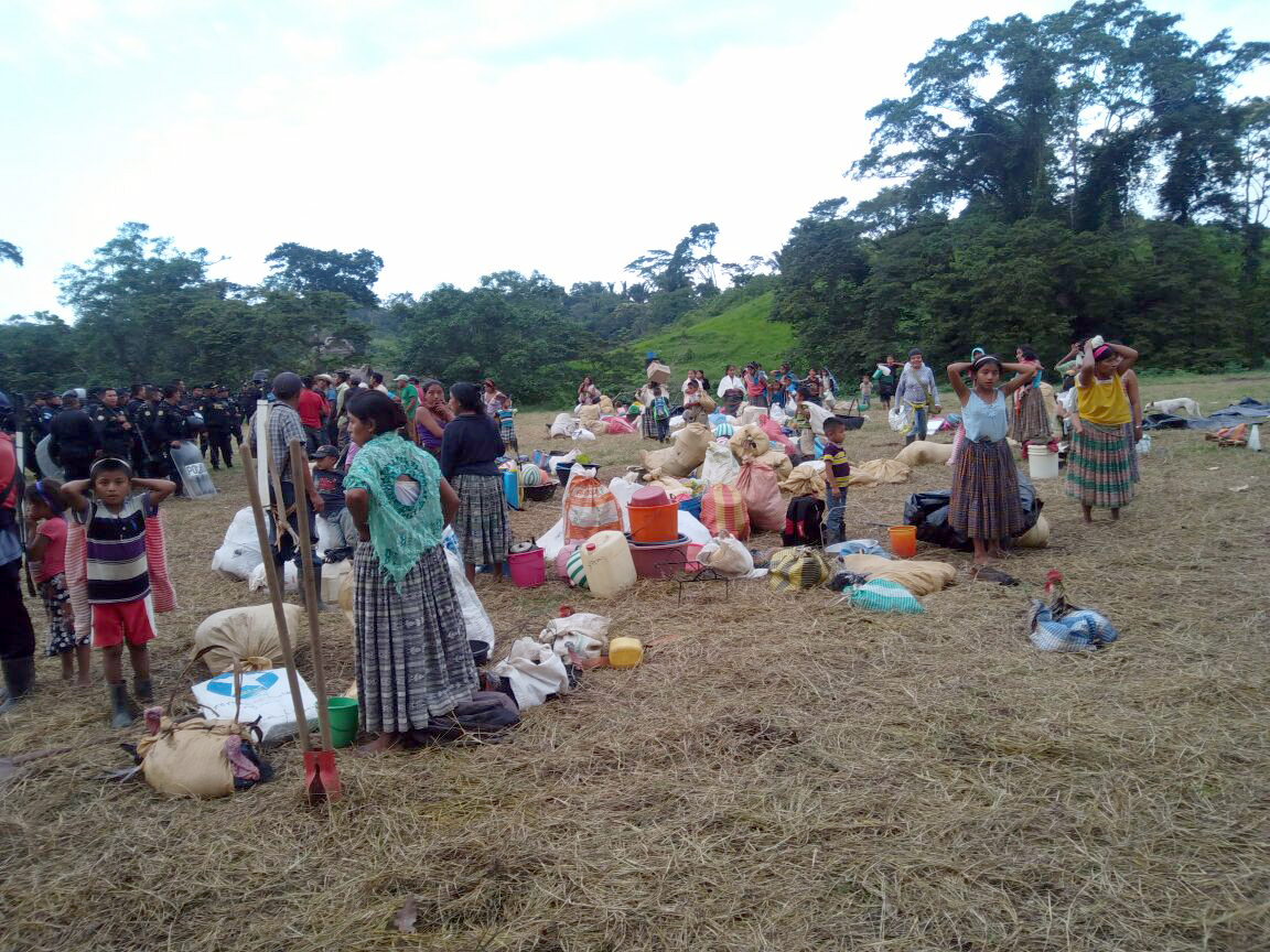 Familias desalojadas de Chab'il Ch'och llevan sus pertenencias a un sitio temporal a orillas del río Chocón Machacas. (Foto Prensa Libre: Dony Stewart)