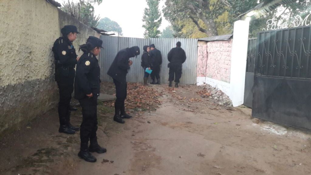 Investigadores participan en cateos en Chimaltenango. (Foto Prensa Libre: PNC).