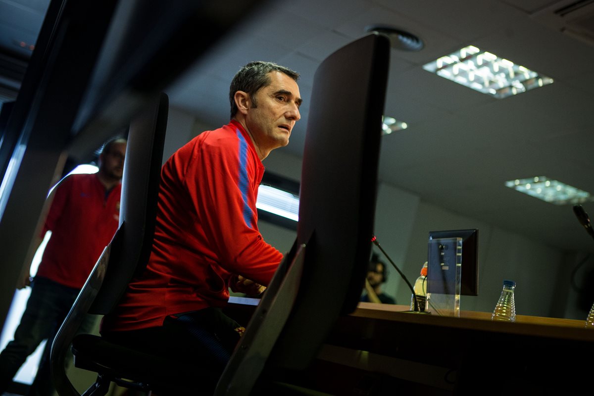 El entrenador del FC Barcelona, Ernesto Valverde, aceptó la culpabilidad de la eliminación de la Liga de Campeones. (Foto Prensa Libre: EFE)