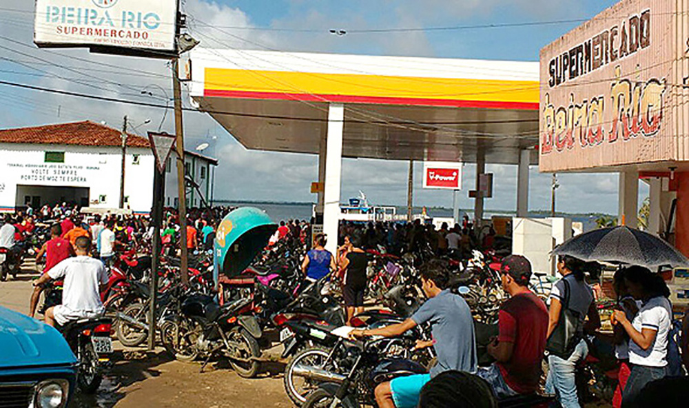 Pobladores esperan la llegada de sobrevivientes rescatados en naufragio en Porto de Moz, Brasil. (Foto Prensa Libre: EFE)