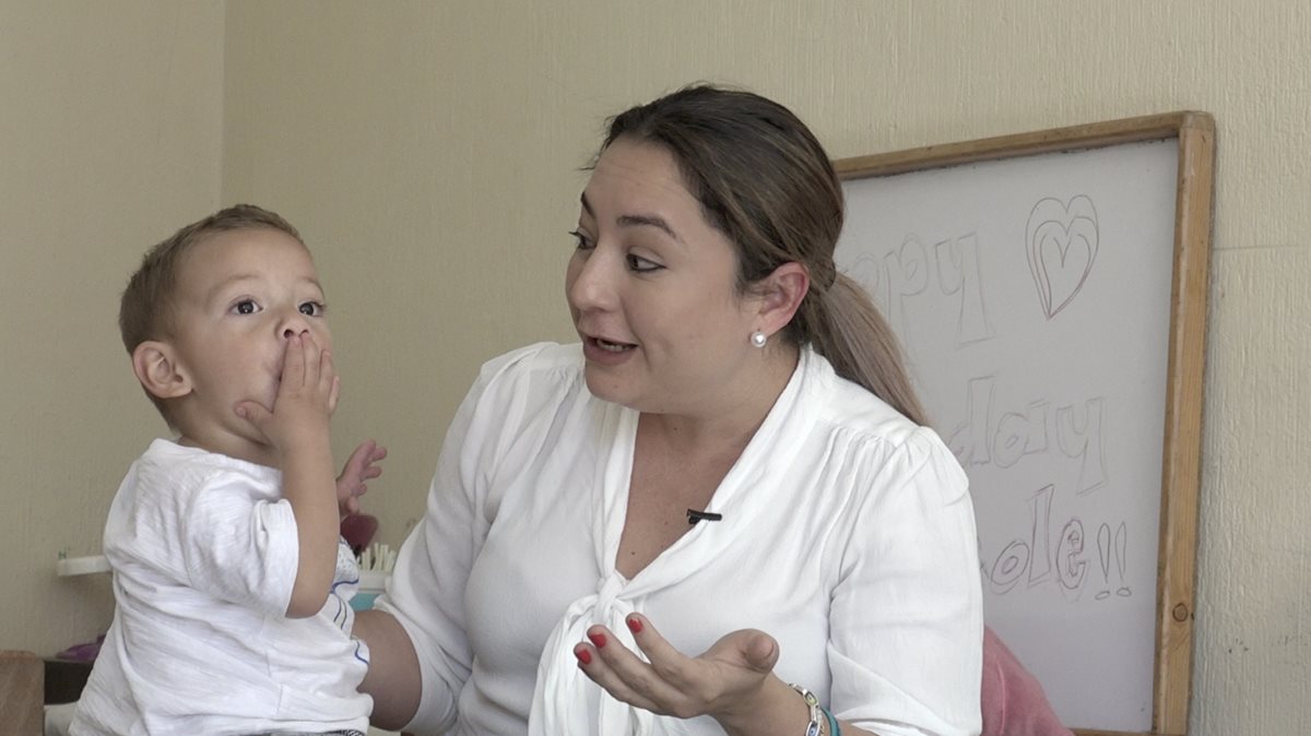 Mateo, de 2 años, con su mamá, Lizbeth Paiz, quien ha emprendido una lucha para conseguir donadores de fondos para que su hijo pueda escuchar. (Foto: Fernando Magzul).