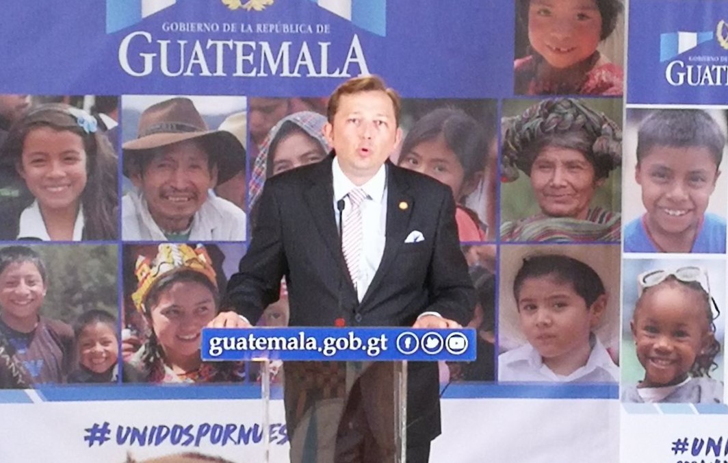 El vocero de la presidencia, Heinz Hiemann, en conferencia de Prensa. (Foto Prensa Libre: Estuardo Paredes)