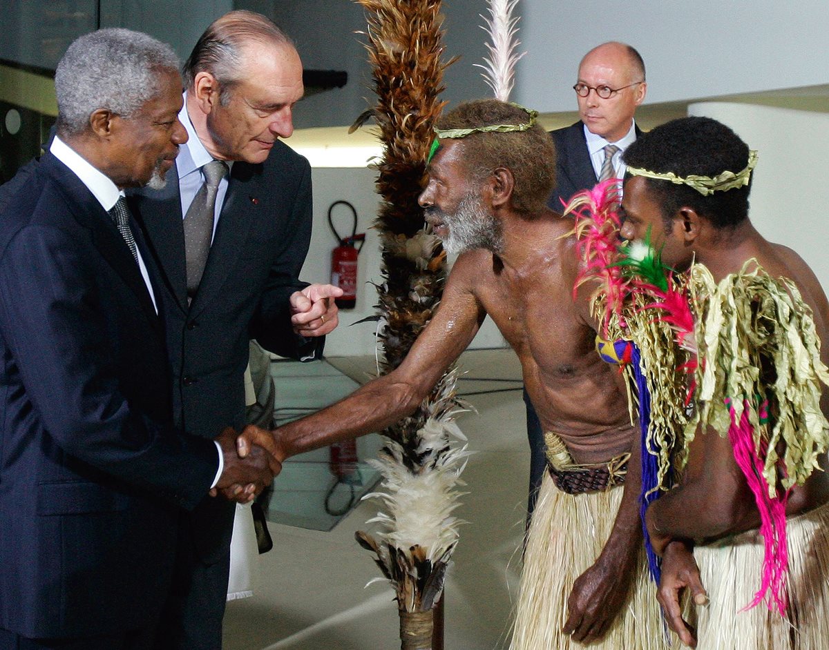 El 20/06/2006, el presidente de Francia, Jacques Chirac y Annan, durante la inauguración del museo du quai Branly.