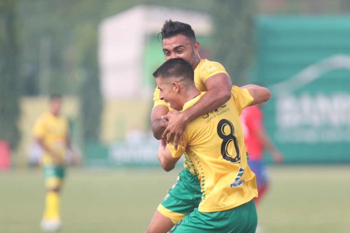 Jorge Gatgens celbra después de anotar el primer gol de Guastatoya. (Foto Prensa Libre: Edwin Fajardo)