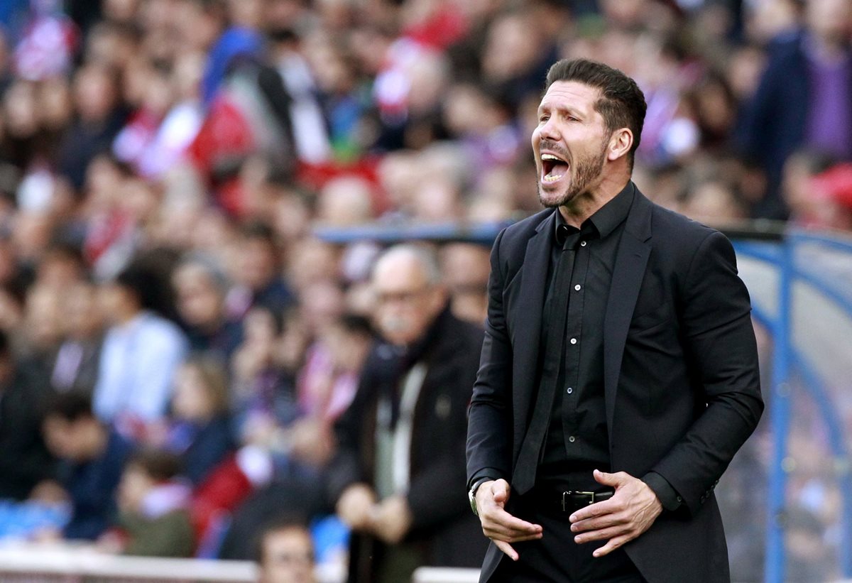 El técnico del Atlético de Madrid, Diego Simeone fue sancionado por los tres últimos partidos de la temporada. (Foto Prensa Libre: EFE)