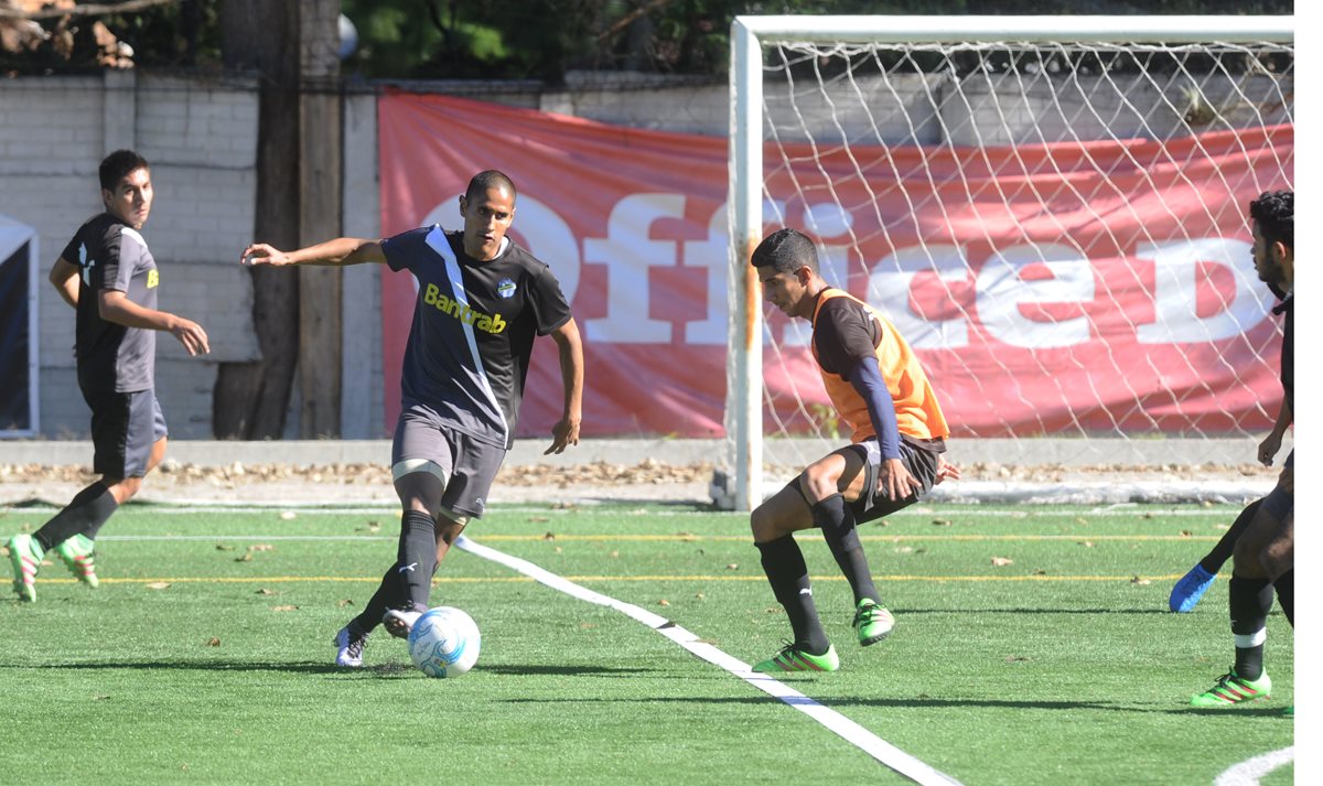 El mexicano David Izazola durante el entrenamiento de Comunicaciones en las canchas de Sporta en la carretera a El Salvador. (Foto Prensa Libre: Francisco Sánchez)