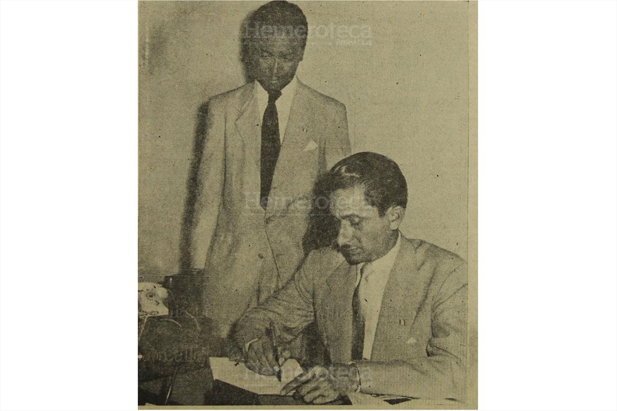 20/07/1954 El coronel Carlos Castillo Armas, al profesor P. Royer, daba los documento para conocer los planes para el país . (Foto: Hemeroteca PL)