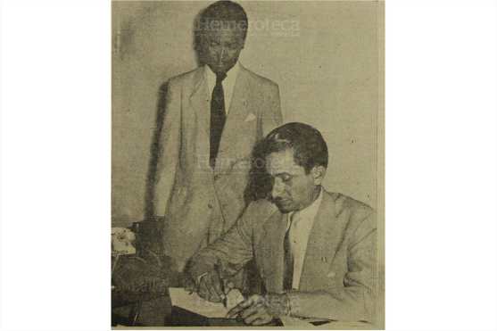 20/07/1954 El coronel Carlos Castillo Armas, al profesor P. Royer, daba los documento para conocer los planes para el país . (Foto: Hemeroteca PL)