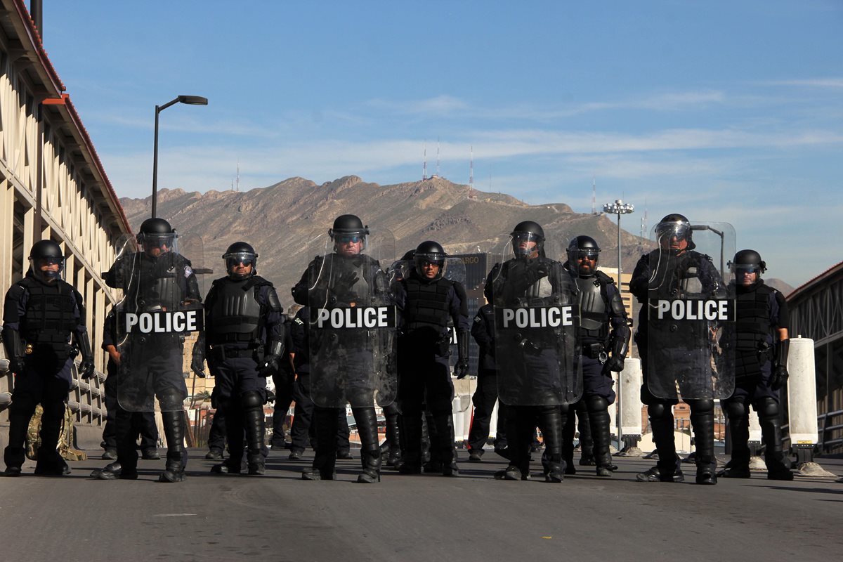 Agentes estadounidenses participan en un simulacro ante la inminente llegada de migrantes hondureños a la frontera sur. (Foto Prensa Libre: AFP)