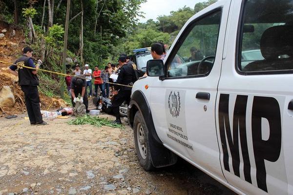 Atacantes dispararon contra dos personas, pero en el lugar murió un  activista contra el sida y el VIH. (Foto Prensa Libre: Edwin Perdomo)