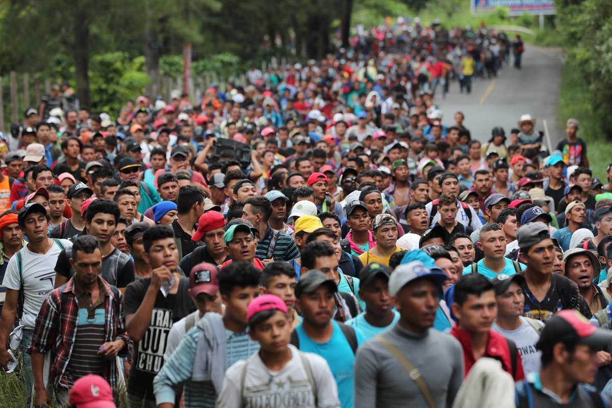 Decenas de migrantes llegan a Esquipulas, Chiquimula, en su ruta hacia EE. UU. (Foto Prensa Libre: Érick Ávila)