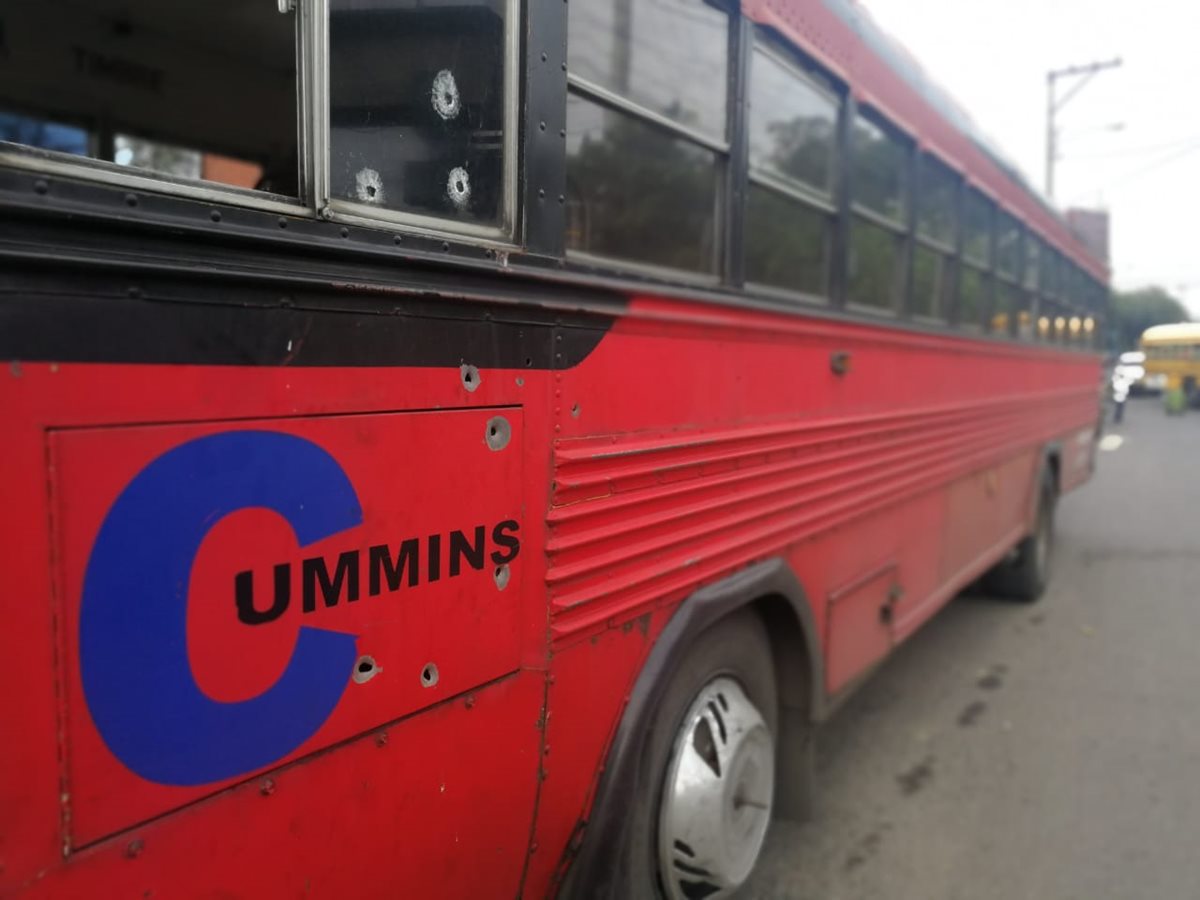 El autobús quedó con varios impactos de bala en la estructura, sin embargo, el piloto fue alcanzado por tres proyectiles. (Foto Prensa Libre: Érick Avila)