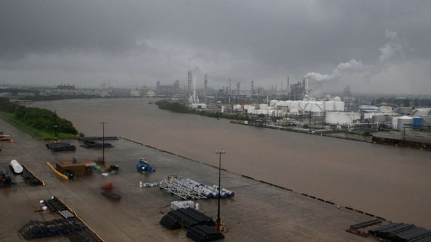 Una de cada cinco refinerías de Estados Unidos están cerradas debido al paso de Harvey por el Golfo de México. THOMAS B. SHEA