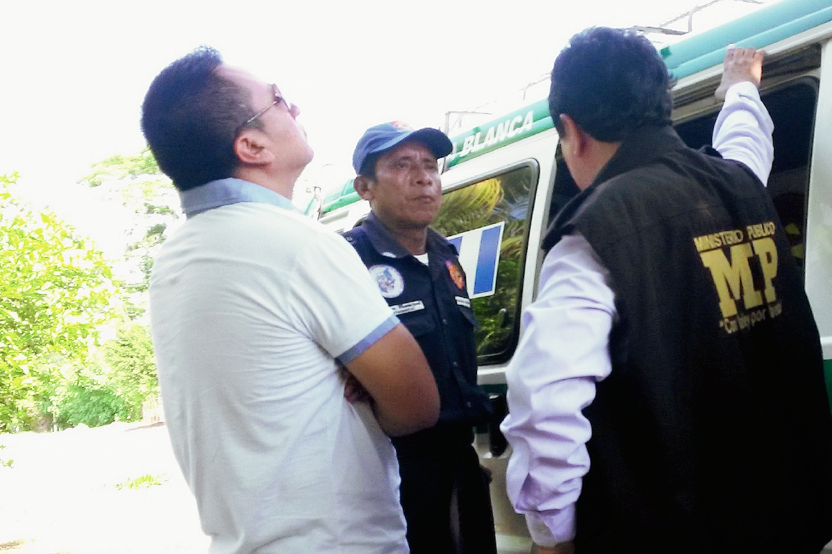 Bomberos y  fiscales del Ministerio Público examinan cadáver de un niño que fue arrollado por un camión en La Blanca, San Marcos. (Foto Prensa Libre: Alexander Coyoy)